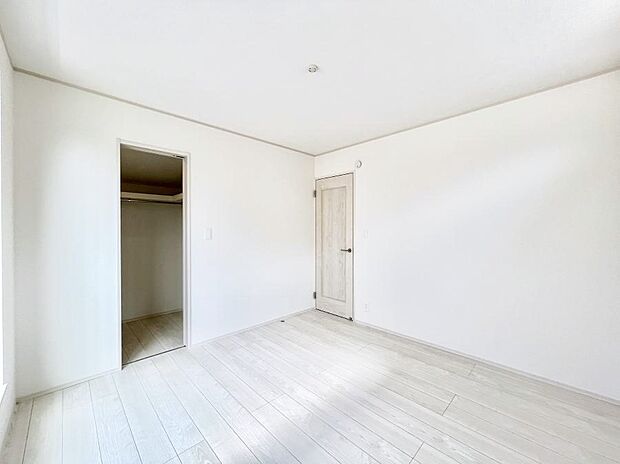 ウォークインクローゼットがあるお部屋。季節ごとの入れ替えも不要で便利です。 