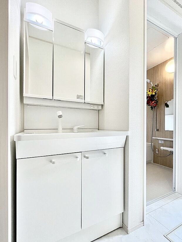 大きく見やすい三面鏡で清潔感ある洗面台は、身だしなみチェックや肌のお手入れにおすすめです。 