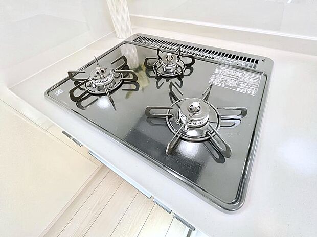 ガスコンロはＳｉセンサー搭載。火力調節や焦げ付き・消し忘れも防いでくれます。