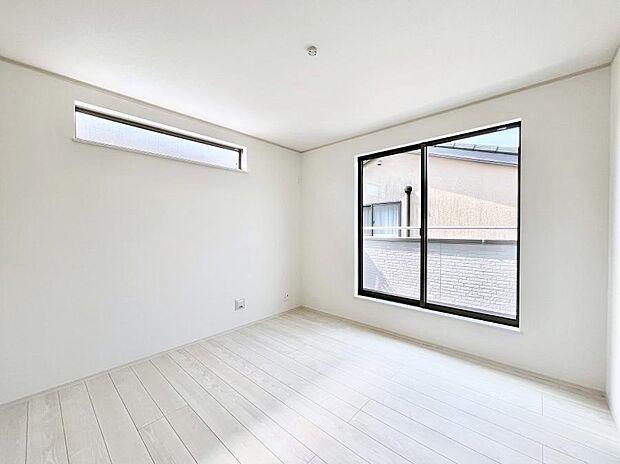 明るいバルコニーサイドに洋室を設置。目覚めの良い寝室に。 