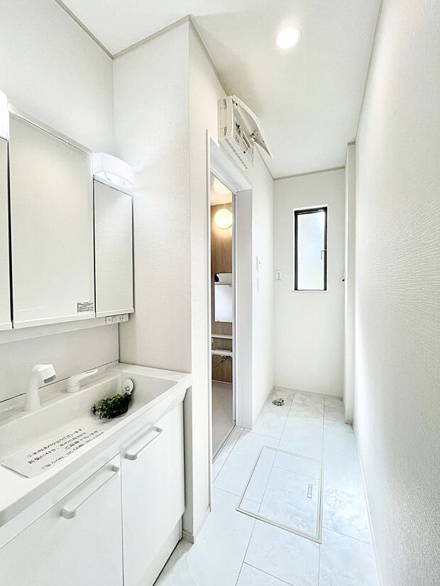 小窓がついているので湿気の多い場所でも換気が十分行えます。毎日の身支度を気持ち良く！