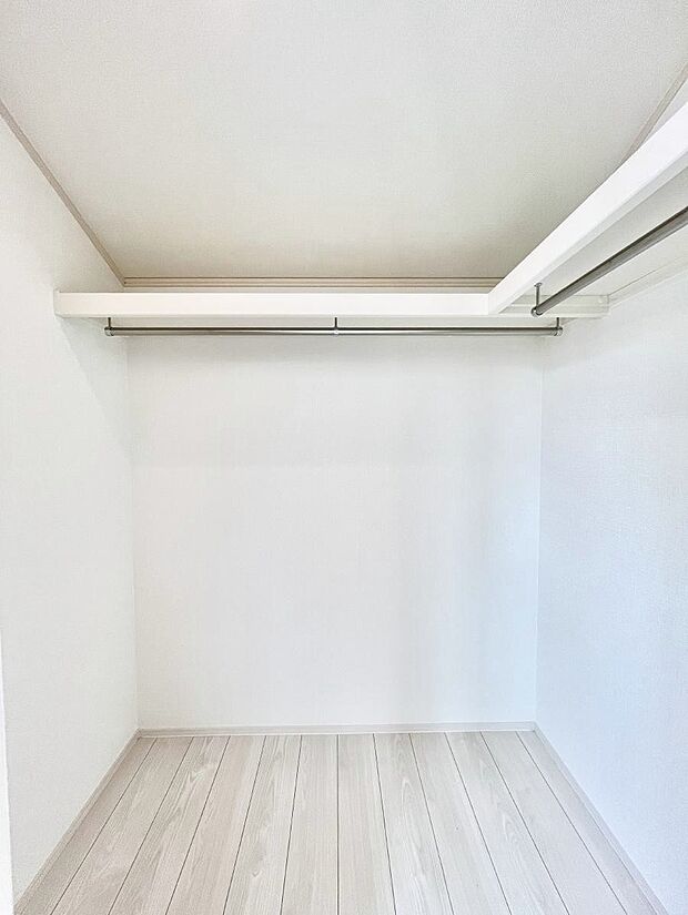 ウォークインクローゼットの活用で生活空間スッキリ