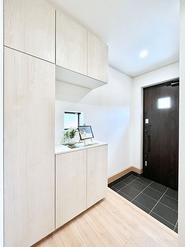 ◆A号棟◆〜Entrance〜　家の中でお客様を迎える最初の場所である玄関は、家の印象そのものです！豊富な玄関収納で、常に綺麗に保つことが出来ます♪玄関にはたっぷり収納の下駄箱を完備！