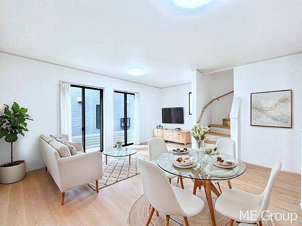 ◆A号棟◆〜Living〜 家族の食事や団らんのほか、子どもを遊ばせたり、友人を招いたりするLDKは住まいの中心。長時間過ごす場所だから、その空間は住まい全体の居心地を左右します。 ※家具はCGです