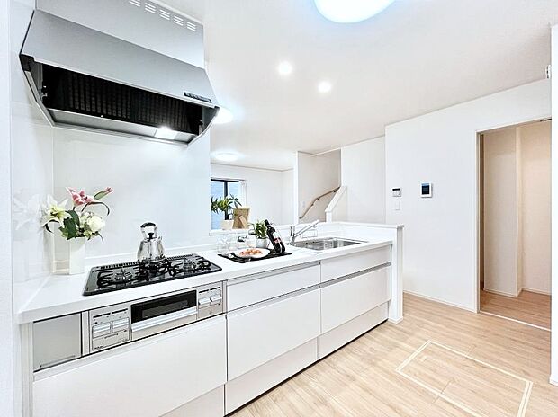 ◆A号棟◆〜Kitchen〜 広くて使いやすいキッチンなら家族でいっしょに料理をつくったり、後片付けも手間なくできちゃいます♪収納もたっぷりあるので、いつもすっきりと清潔な印象を保てます。