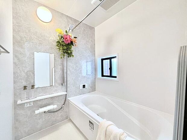 ◆A号棟◆〜Bath Room〜 窓付きのバスルームは、採光もあり明るく気持ちの良い空間です。窓があることで、換気環境も良好。ゆったり寛げるバスルームで、毎日のバスタイムが楽しみになりそうです。