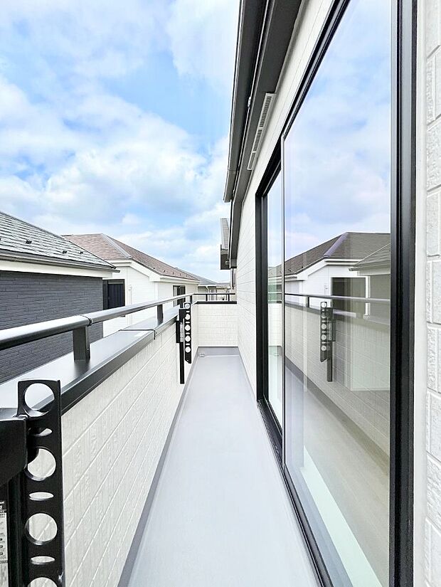 ◆A号棟◆〜Balcony〜 バルコニーは温かい陽がさしこみ、お布団や洗濯物を気持ちよく干すことができます。 使いやすく開放的なバルコニーです♪陽ざしがたっぷり降り注ぐ、バルコニー付き住まい。