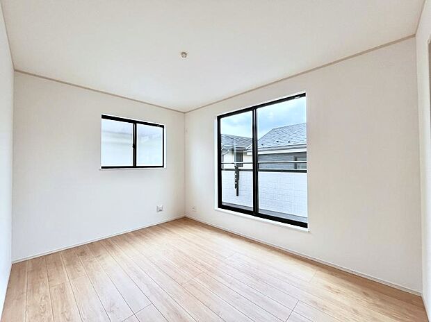 ◆A号棟◆〜Bed Room〜 2面採光を確保した明るい室内は、風通しも良く、大変居心地の良い空間となっております。爽やかな風を感じて起きる朝は、快適生活の始まりに!日当たりや通風がとても良い住まい♪