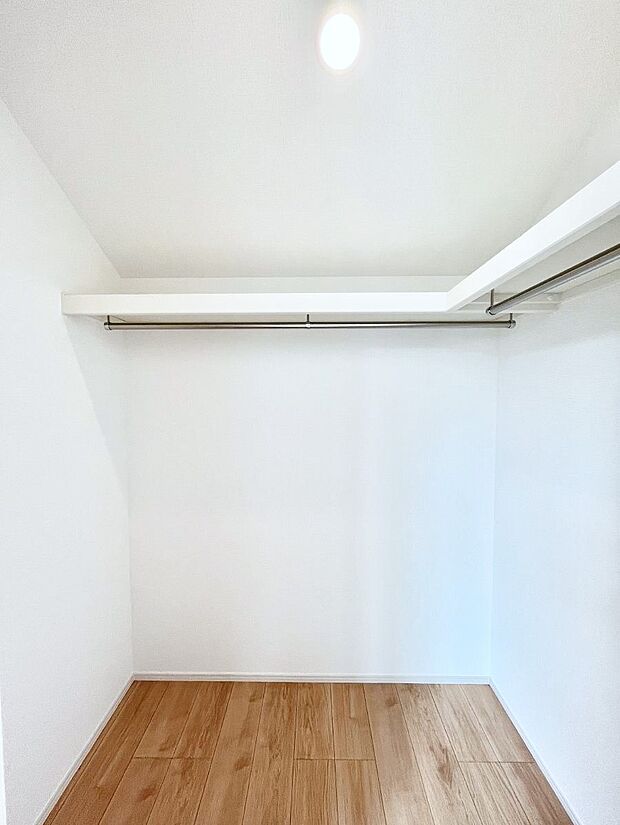 ◆A号棟◆〜Walk-in Closet〜 たくさんの洋服をかけてもシワになりにくいウォークインクローゼット。洋服以外にも、普段使わない家電やスーツケース、ストック品など何でも片付く嬉しい空間です。