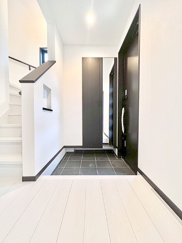 〜Entrance〜 家の中でお客様を迎える最初の場所である玄関は、家の印象そのものです!豊富な玄関収納で、常に綺麗に保つことが出来ます♪玄関にはたっぷり収納の下駄箱を完備!