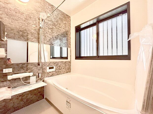 〜Bath Room〜 落ち着いた雰囲気の浴室で明日に向けてリフレッシュ。浴室乾燥機能も付いているので隣の洗濯機置き場で洗い上がった洗濯物を、雨の日も天気を気にせず乾燥させることも可能です。