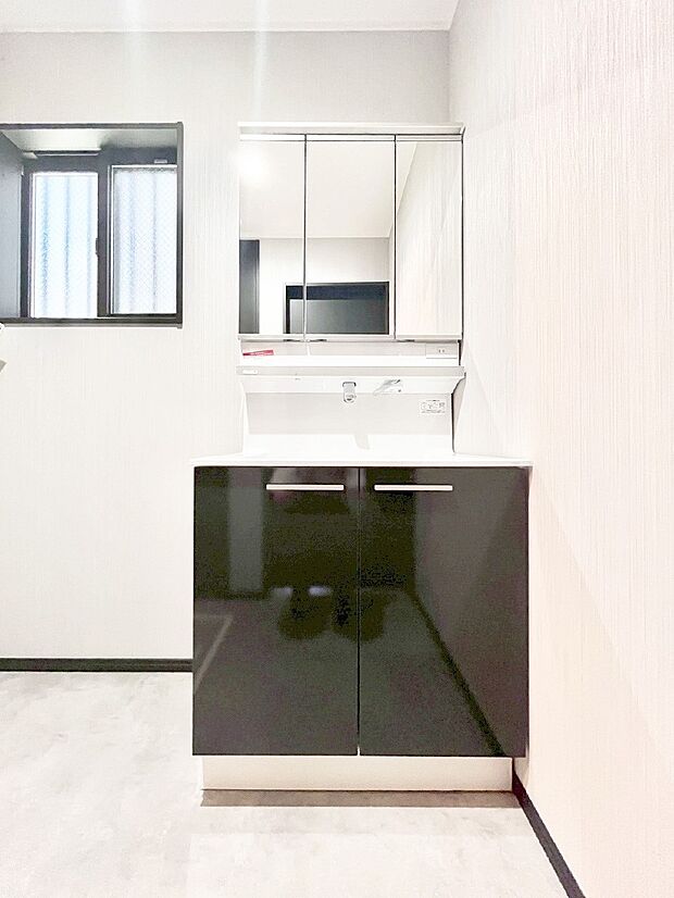 〜Dressing Room〜  清潔感溢れる色合いで統一されていると、スッキリと整った印象をうけます。  鏡の裏にはたっぷりと収納スペースを標準装備！  水廻りは、シンプルかつ機能性を重視して。