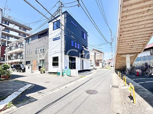 〜Exterior〜 前面道路:南 4.5m 私道、東 4m 公道、北 4m 公道 駅近の利便性と豊かな自然を享受する住環境のもと、彩り豊かな快適な暮らしは家族を笑顔にしてくれそうです。