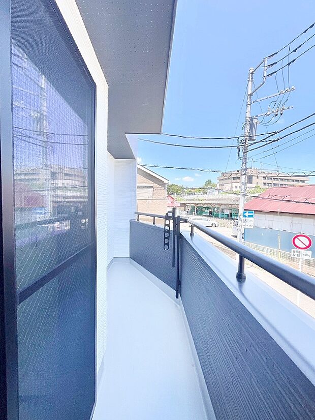 〜Balcony〜 大きな空に囲まれた気持ちのいい家。バルコニーを覗くだけで圧倒的な開放感に包まれます。バルコニーは陽がさしこみお布団や洗濯物を気持ちよく干すことができます。