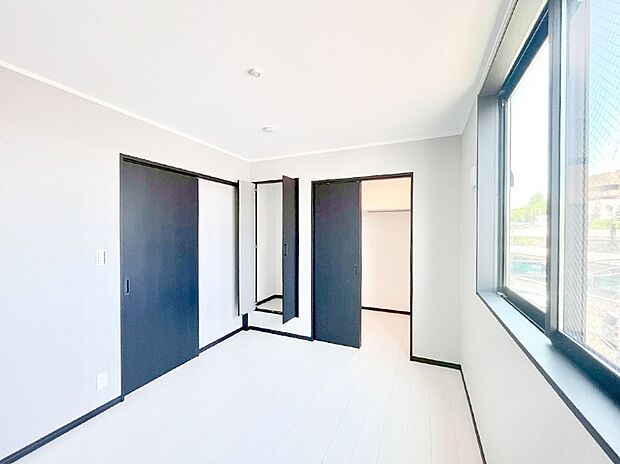 〜Bed Room〜　木の温もりがやさしいフローリングは安らぎをもたらすプライベート空間。明るめのフローリングですので、壁紙ともマッチし、お部屋を更に広く見せてくれる効果も。