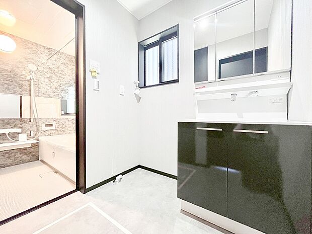 〜Dressing Room〜 暗くなりがちな洗面所も窓があると採光と換気が可能なので気持ちよくお使い頂けます。三面鏡タイプの洗面台は鏡裏収納で散らかりがちな洗面所もスッキリ♪