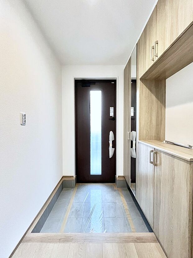◆2号棟◆〜Entrance〜 家の中でお客様を迎える最初の場所である玄関は、家の印象そのものです!豊富な玄関収納で、常に綺麗に保つことが出来ます♪玄関にはたっぷり収納の下駄箱を完備!