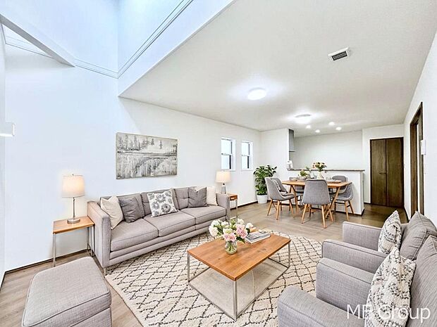 ◆2号棟◆〜Living〜　家族の会話や笑顔が行き交うリビングです。大きなソファやダイニングテーブルでゆったり食事をしたりくつろぎたい♪そんな夢が叶えられる空間です！※家具はCGです