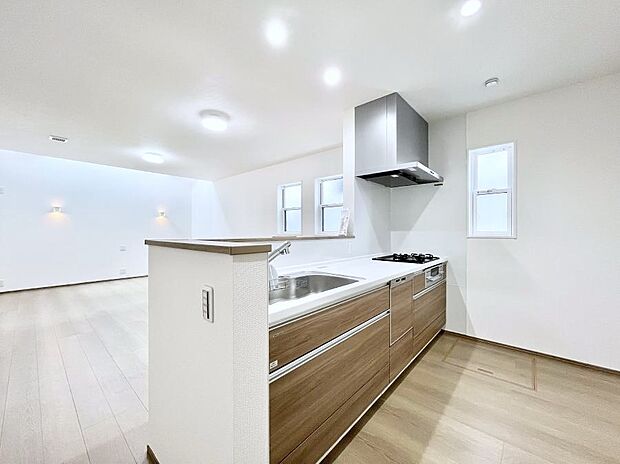 ◆2号棟◆〜Kitchen〜　広くて使いやすいキッチンなら家族でいっしょに料理をつくったり、後片付けも手間なくできちゃいます♪収納もたっぷりあるので、いつもすっきりと清潔な印象を保てます。