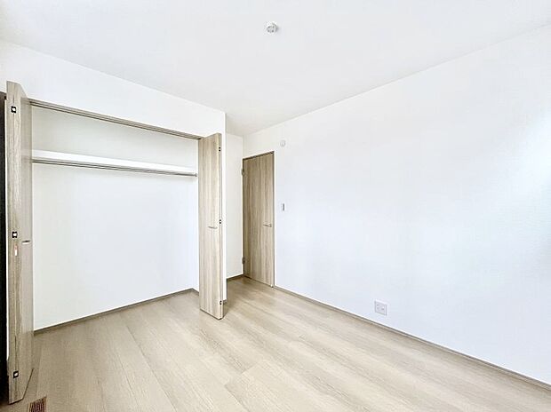 ◆2号棟◆〜Bed Room〜 木の温もりがやさしいフローリングは安らぎをもたらすプライベート空間。明るめのフローリングですので、壁紙ともマッチし、お部屋を更に広く見せてくれる効果も。