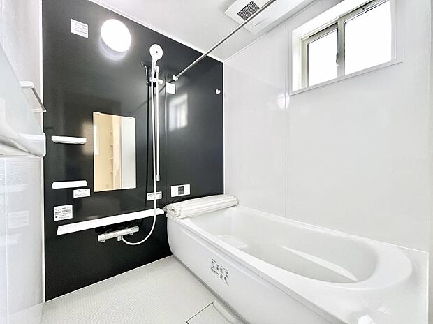 ◆2号棟◆〜Bath Room〜  落ち着いた雰囲気の浴室で明日に向けてリフレッシュ。  浴室乾燥機能も付いているので洗い上がった洗濯物を、雨の日も天気を気にせず乾燥させることも可能です。