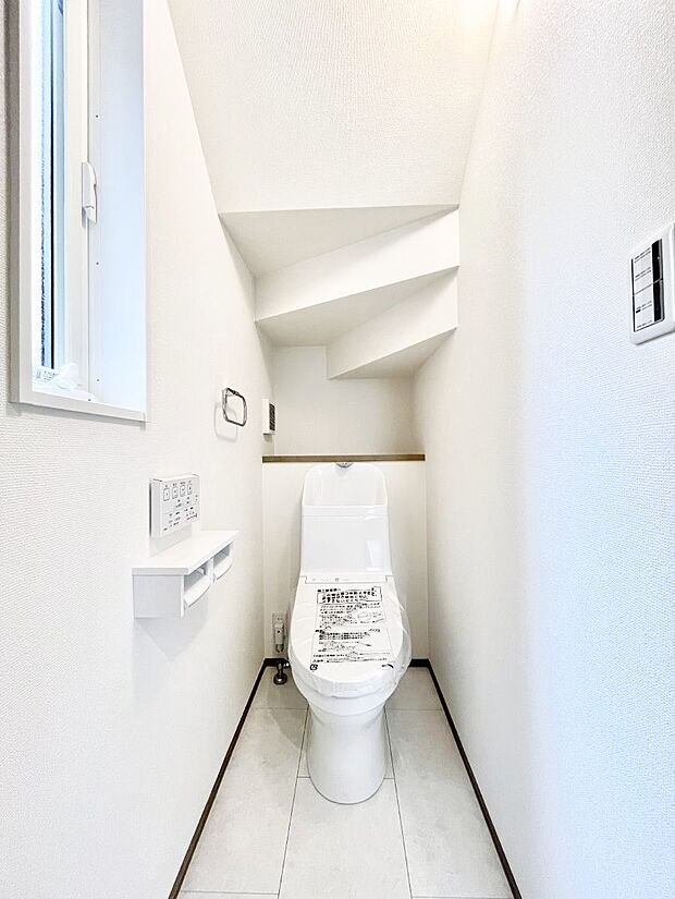 ◆2号棟◆〜Toilet〜 清潔感のある水回り♪トイレはウォシュレット付きです◎トイレは毎日使わざるを得ないもの。いつも清潔を保ちたいですね。トイレが2ヶ所あるので朝の混雑時に便利です!