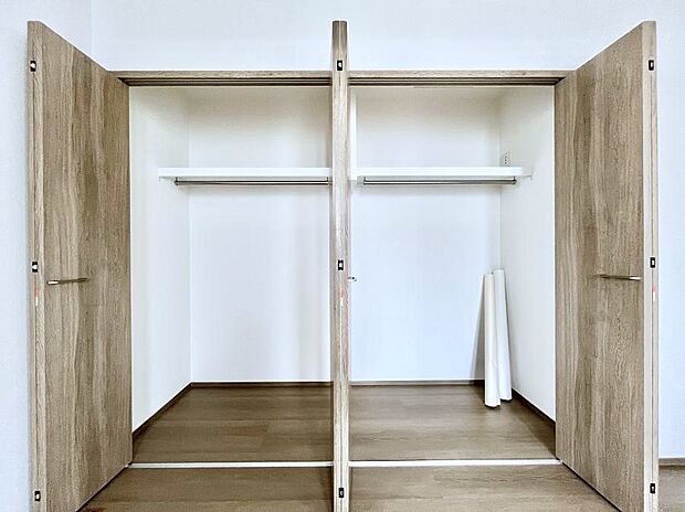 〜Closet〜 壁面クローゼットがあればタンスを置く必要がなく、出っ張りのないスッキリ空間を維持できます。限られたスペースを有効に活用できそう。季節の衣類や趣味の品などたっぷり収納出来ますね♪