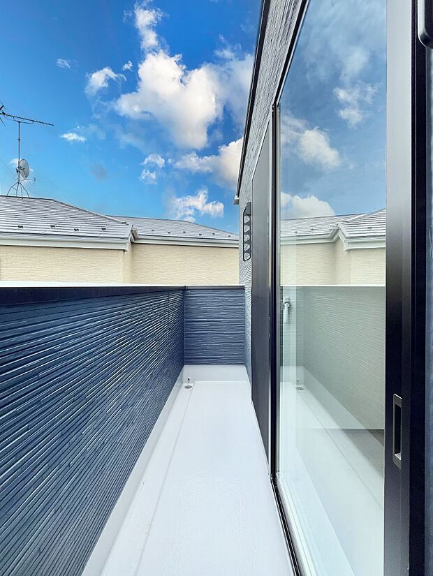 ◆2号棟◆〜Balcony〜 大きな空に囲まれた気持ちのいい家。バルコニーを覗くだけで圧倒的な開放感に包まれます。バルコニーは陽がさしこみお布団や洗濯物を気持ちよく干すことができます。