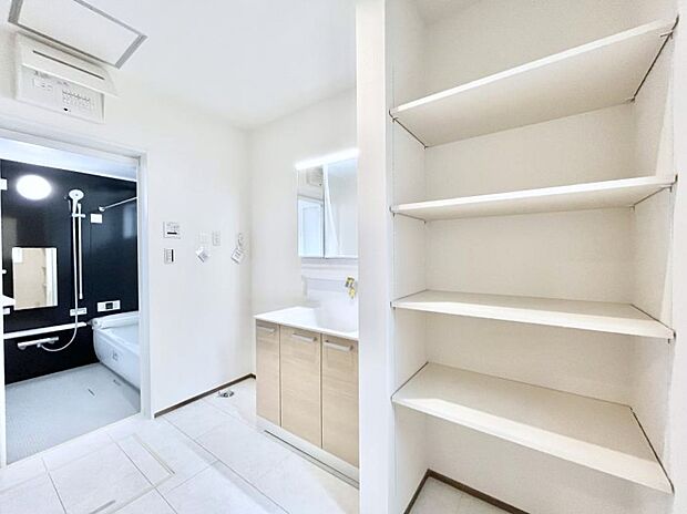 ◆2号棟◆〜Dressing Room〜　リネン庫には掃除用品や日用品のストックなどを収納できます。洗面所の収納スペースで住空間もスッキリ広々！収納もたっぷり設けてシンプルな暮らし。