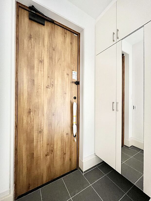 〜Entrance〜　下駄箱ミラー付なので、お出かけ前の身だしなみチェックに◎♪玄関はお客様をお出迎えする一番最初の場所、帰ってくる時に入る最初の場所。そんな場所だからこそ、より良い空間に…♪