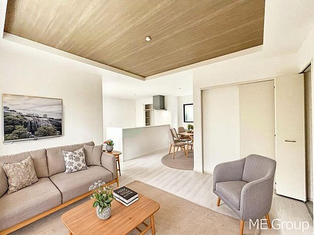 〜Living〜　家族の会話や笑顔が行き交うリビングです。子供が走ってる姿を見ながら、大きなソファやダイニングテーブルでゆったり食事をしたりくつろぎたい♪そんな夢が叶えられる空間です！※家具はCGです