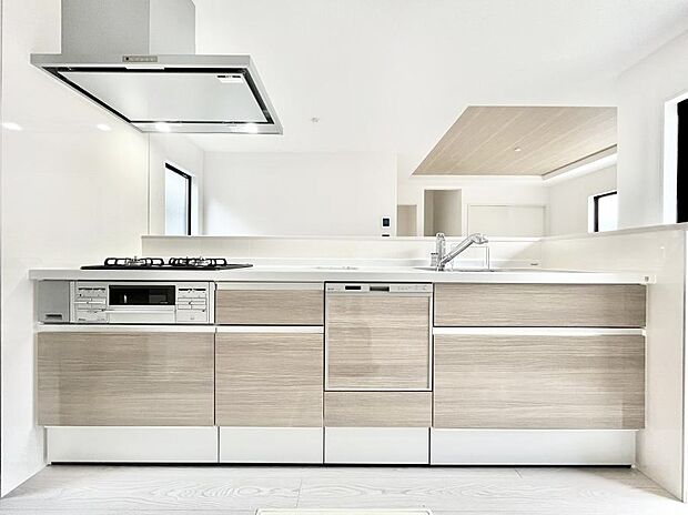 〜Kitchen〜　会話が弾むリビング、料理が愉しくなるキッチン。家は、ただ生活する場ではなく、暮らしを愉しく、快適にする場所。笑顔の毎日、安らぎの日々のために、最新の設備・仕様を採用。