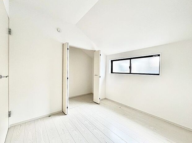 〜Bed Room〜 子供部屋はお子様にとって大変重な役割があります。子供一人で過ごす空間を与えることで、宿題や勉強時間も自然と増えまた自ら部屋の片付けや掃除なども促すことに繋がります。