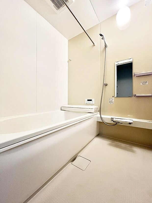 〜Bath Room〜 足を伸ばして入浴することが可能!一日の疲れを癒す貴重なバスタイムです。お子様とご一緒でも十分な広さなので、リビングとは違った家族団欒のひと時をお楽しみいただけます。