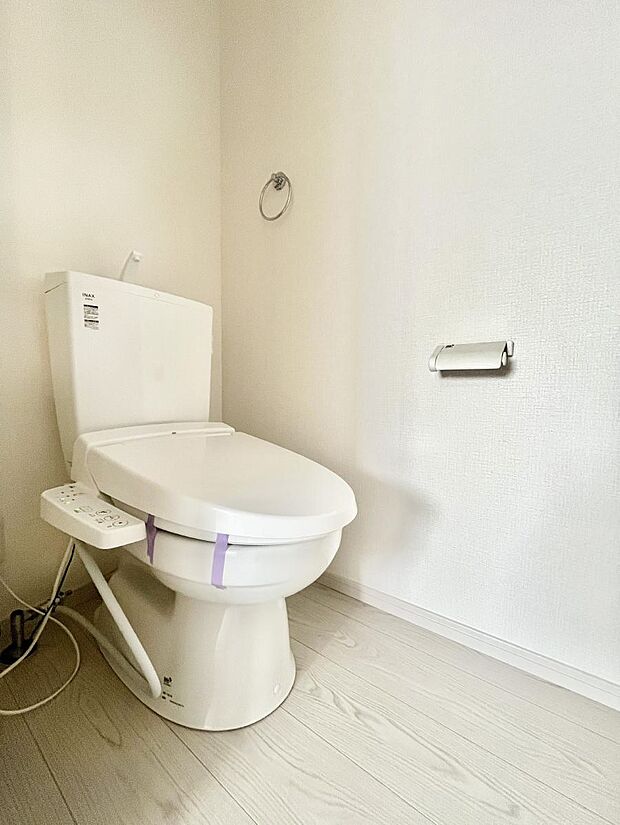 〜Toilet〜 綺麗・スッキリ・快適なウォシュレット付トイレでくつろげる空間です。トイレは毎日使わざるを得ないもの。いつも清潔を保ちたいですね。トイレが2ヶ所あるので朝の混雑時に便利です!