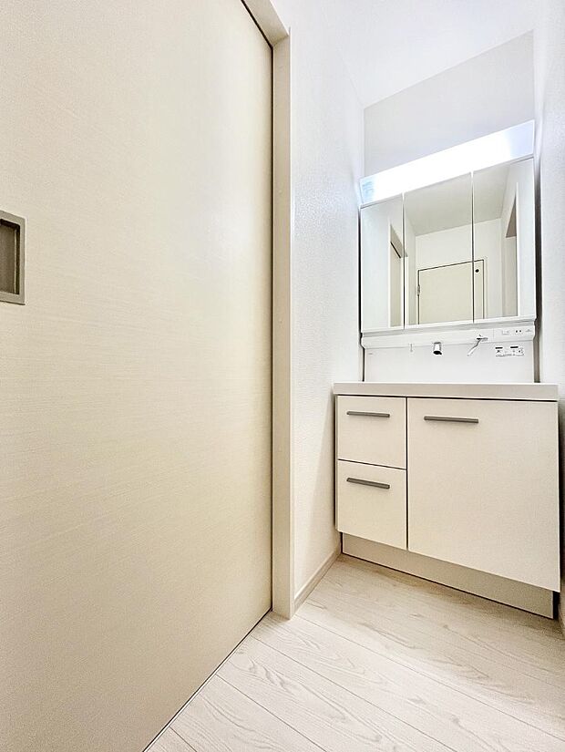 〜Dressing Room〜　十分な大きさの洗面台は収納もさる事ながら、身だしなみチェックや歯磨きなど、朝の慌ただしい時間でもホテルライクなスペースで余裕とゆとりを感じて頂けます。