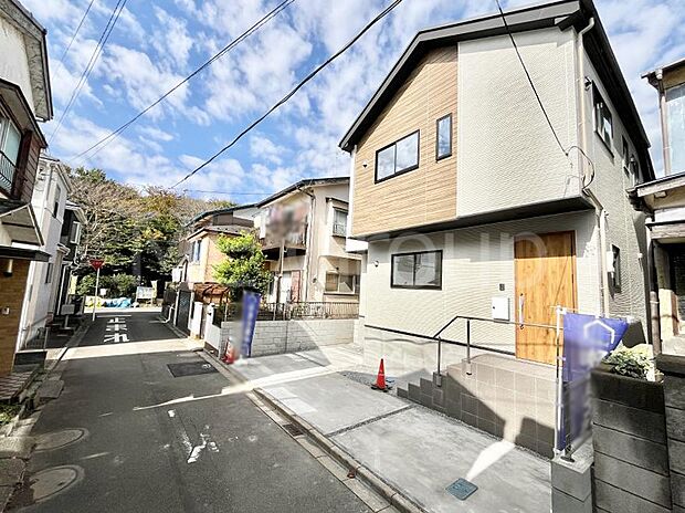 〜Exterior〜　前面道路：南 4m 公道　前面道路は閑静な住宅地をはしる車通りの少ない道路。駐車の出し入れもらくらくです！ご不明点・現地見学のご希望は、お気軽にお問い合わせください！