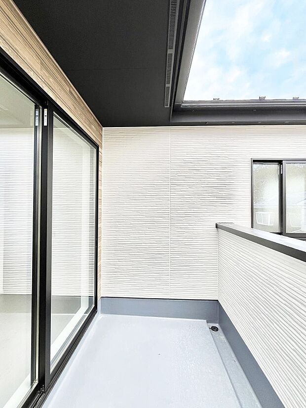 〜Balcony〜 南向きのバルコニーの前には雲以外に太陽を遮るものがありません。お洗濯物も乾きやすく、何より明るく気持ちのいい光が入ってきます。使いやすく開放的なバルコニーです♪