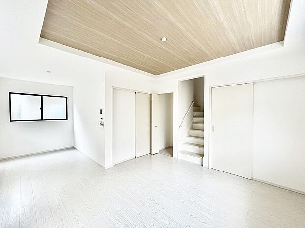 〜Living〜 リビングに階段のある間取りです♪家族のコミュニケーションがスムーズに取れますね♪ゆとりある暮らしと心地よい住環境が紡ぐ贅沢な時間をご家族みんなでお過ごし下さい。