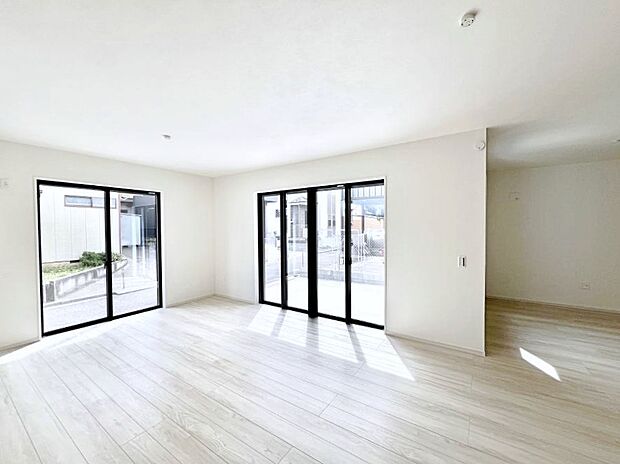 〜Living〜　飽きの来ないシンプルでおしゃれなLDK。大きな窓から日差しが差し込むので室内も明るく、家族の憩いの場としてピッタリです。開放感と日当たりの良さを是非ご覧ください！