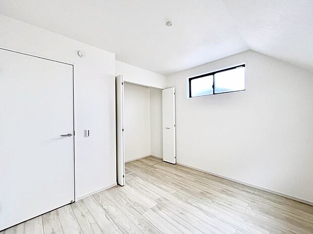 〜Bed Room〜  全居室には収納クローゼットを完備！普段使いのお洋服や小物はもちろん、季節物のお洋服などもしっかりと整理整頓おしまい頂けます。  居室空間を広く使用できますね。