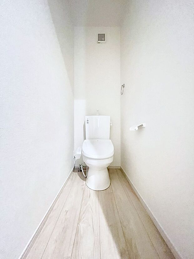 〜Toilet〜　綺麗・スッキリ・快適なウォシュレット付トイレでくつろげる空間です。トイレは毎日使わざるを得ないもの。いつも清潔を保ちたいですね。トイレが2ヶ所あるので朝の混雑時に便利です！