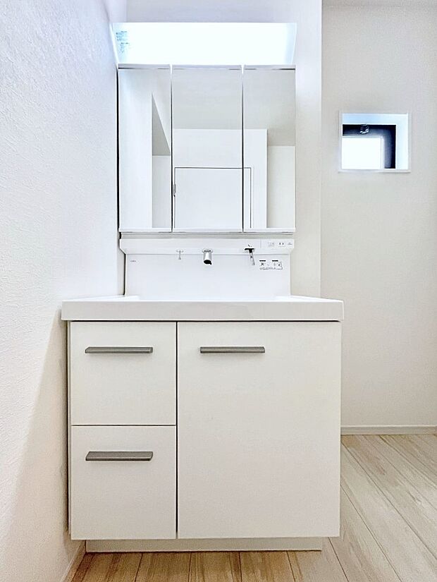 〜Dressing Room〜  清潔感溢れる色合いで統一されていると、スッキリと整った印象をうけます。  鏡の裏にはたっぷりと収納スペースを標準装備！  水廻りは、シンプルかつ機能性を重視して。