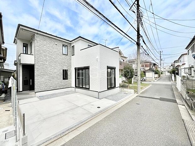 〜Exterior〜　前面道路：南東 4m 私道　低層の一戸建てを中心とした街並みが整然と続き、周辺は高い建物が建っていないので、緑の多い閑静な趣を感じる環境です。