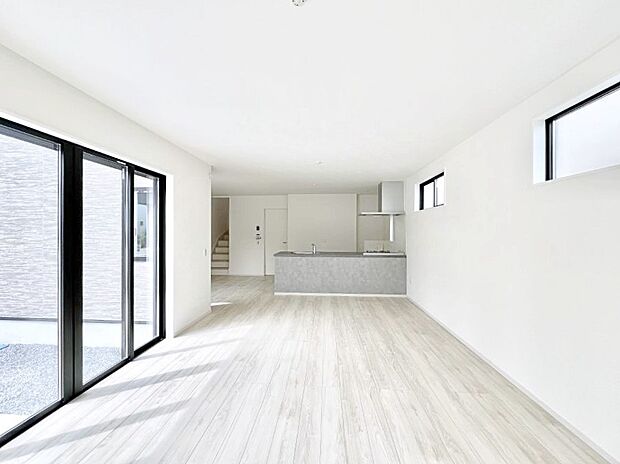 〜Living〜　LDKは23.5帖と開放的な広さ。人気の対面キッチン採用♪ご家族で寛げる空間です♪ゆとりある暮らしと心地よい住環境が紡ぐ贅沢な時間をご家族みんなでお過ごし下さい。