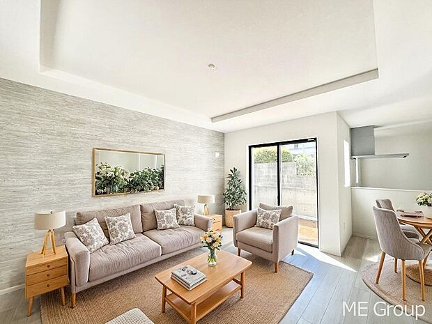 ご家族の賑やかな話し声で包まれる明るいリビング  ※家具はCGです