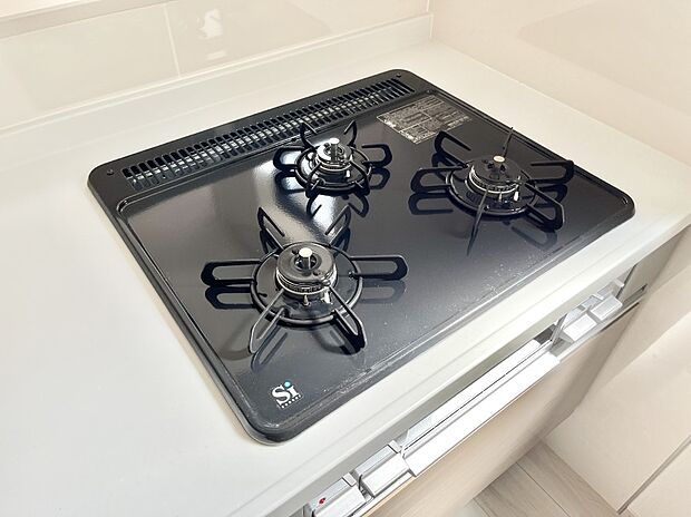 ガスコンロはＳｉセンサー搭載。火力調節や焦げ付き・消し忘れも防いでくれます。