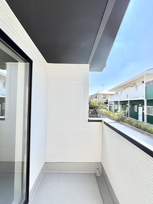 暖かな陽光が降り注ぐバルコニーはお洗濯におすすめ。爽やかな風も心地よいです。 