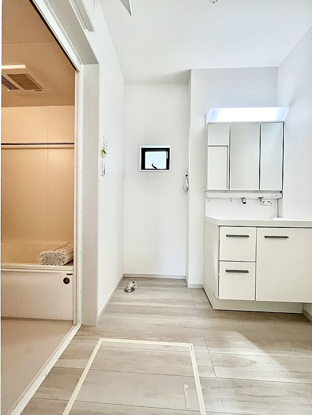 小窓がついているので湿気の多い場所でも換気が十分行えます。毎日の身支度を気持ち良く！