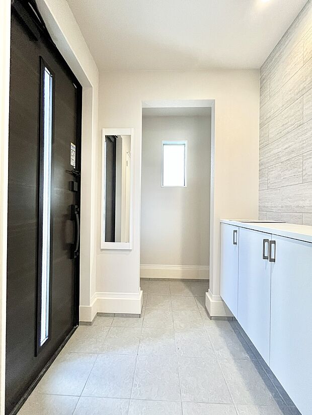 ◆1号棟◆〜Entrance〜　家の中でお客様を迎える最初の場所である玄関は、家の印象そのものです！豊富な玄関収納で、常に綺麗に保つことが出来ます♪玄関にはたっぷり収納の下駄箱を完備！